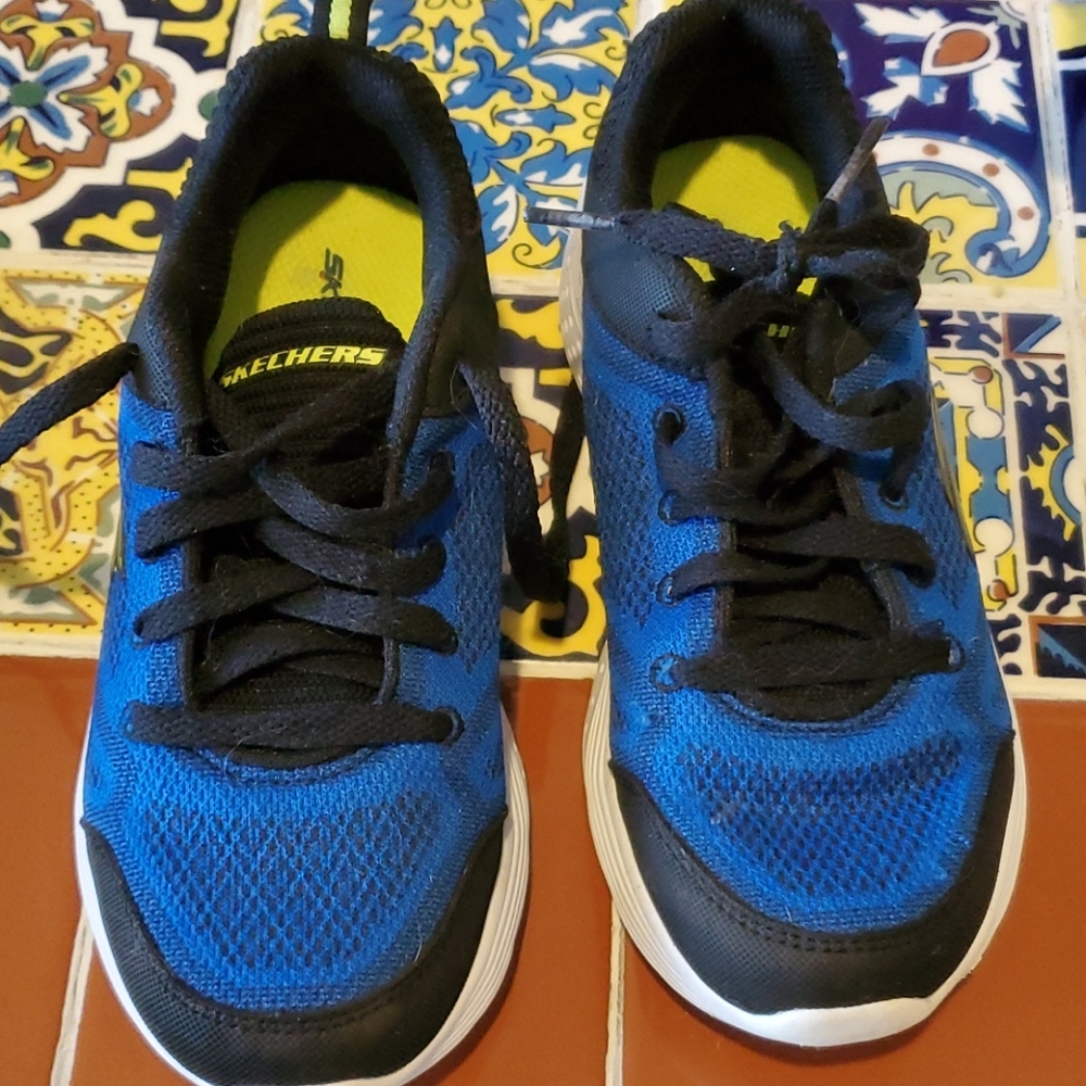 Sketchers Boys Sneakers in Very Good Condition